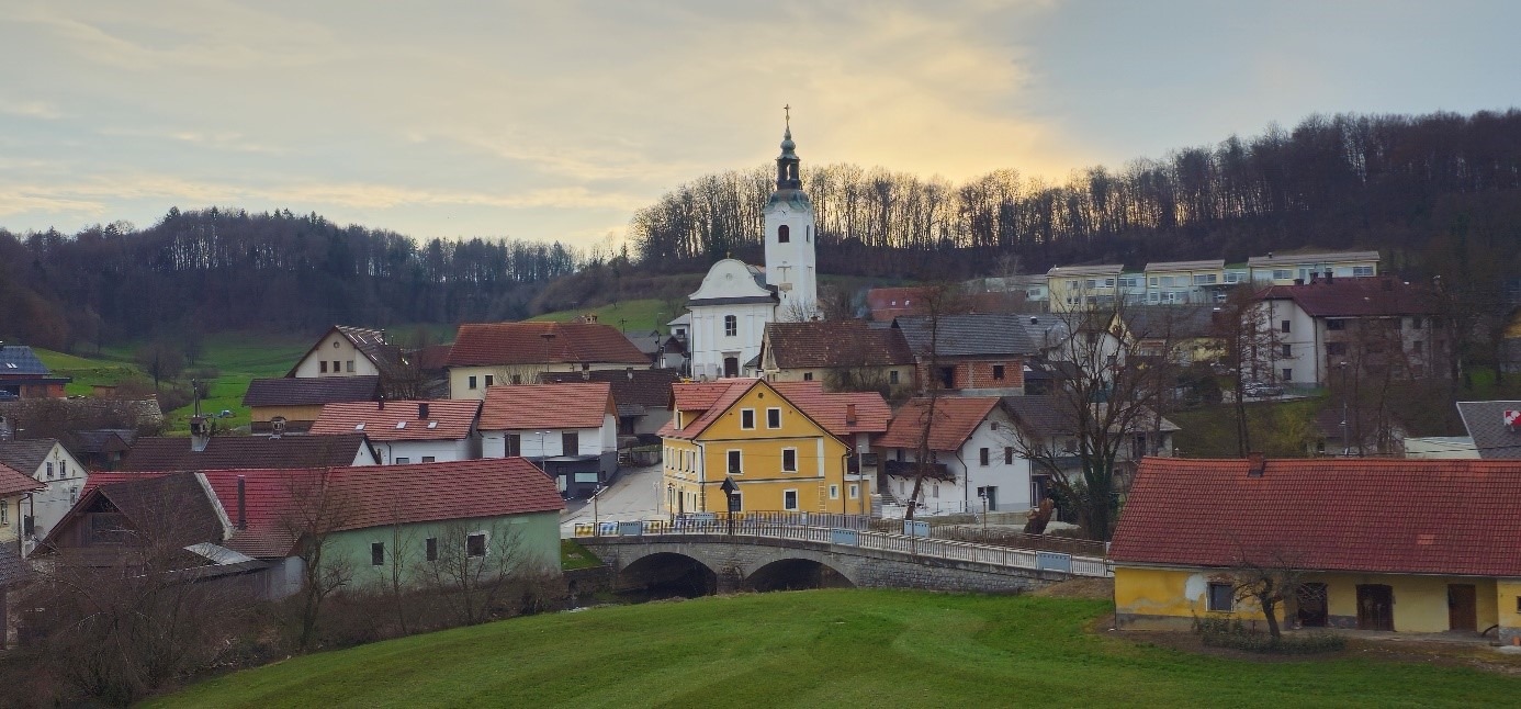 Pogled na župnijsko cerkev sv. Kancijana v Škocjanu